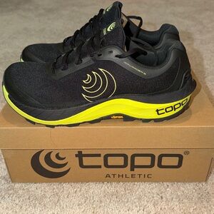 Topo Athletic Men’s MTN RACER 3 Size 9.5 Black/Lime BRAND NEW
